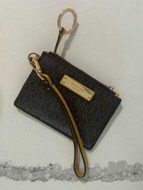 EUC MICHAEL KORS LEATHER TOP ZIP
COIN POUCH ID HOLDER KEYCHAIN (JASMINE YELLOW)